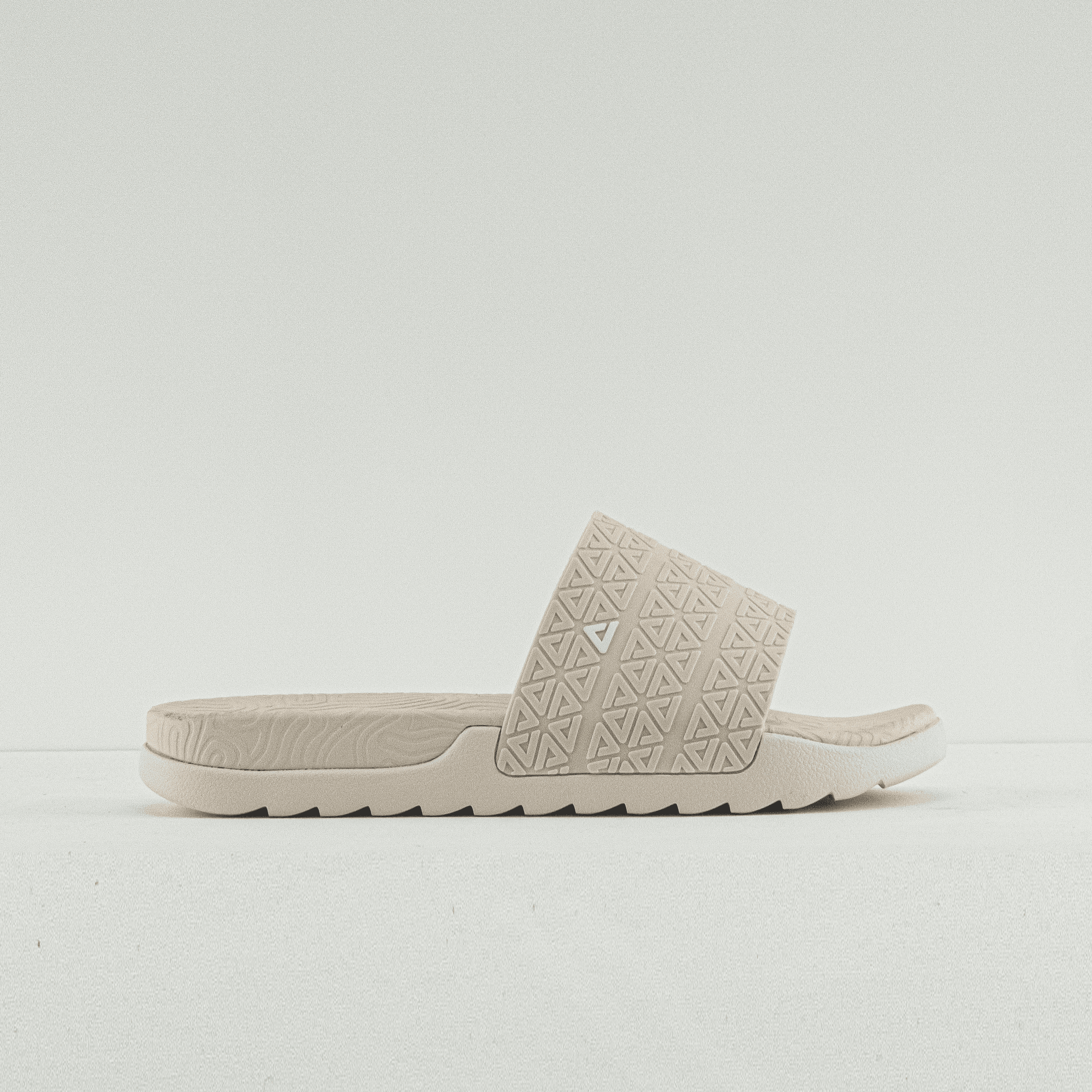 Peak Slippers Canvas White